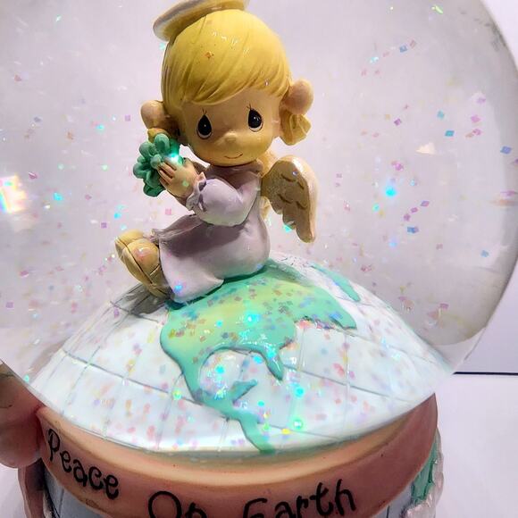 Precious Moments Snowglobe Peace on Earth 2003 Plays Joy to the World Works - Picture 2 of 14